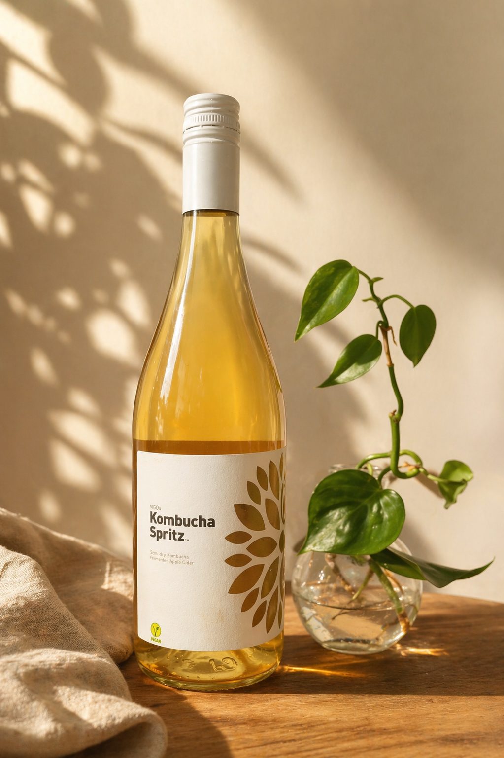 Kombucha Spritz lahev s rostlinou — produktová fotografie