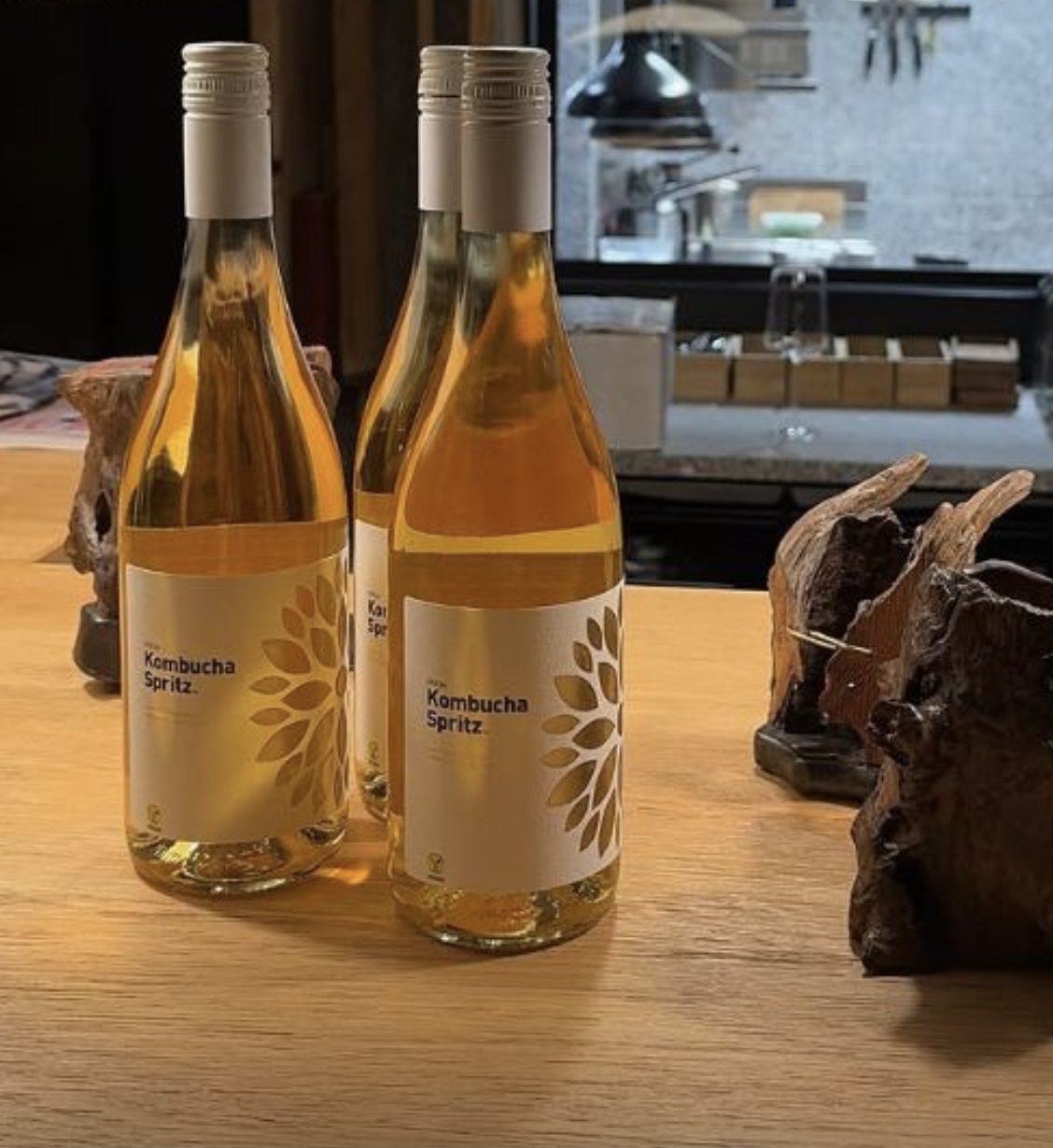 Kombucha Spritz — degustace na dřevěném stole